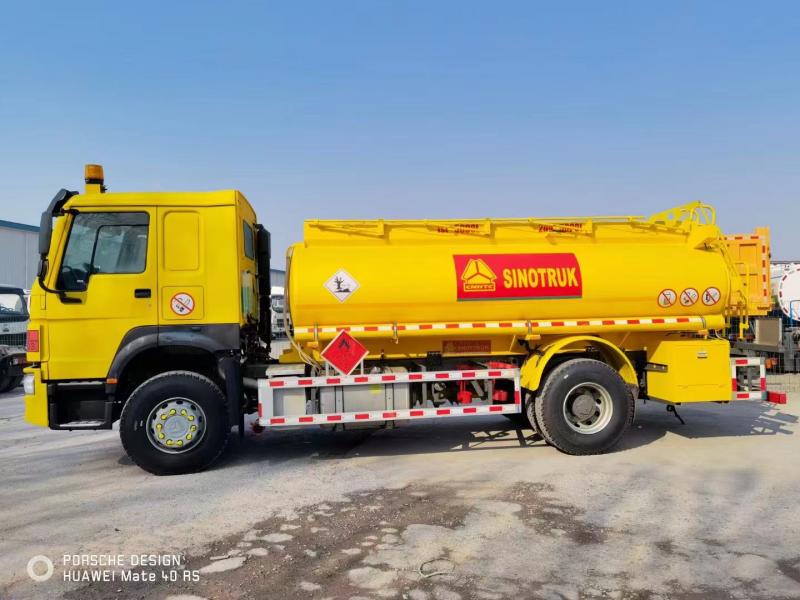 HOWO 4X2 fuel tanker truck